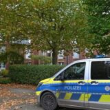 Ein Streifenwagen der Polizei stand am Tag nach dem versuchten Mord noch in der Nähe des Tatortes in Dorsten.