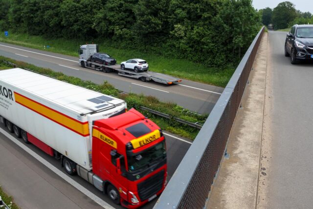 Blick von einer Brücke auf eine Autobahn, auf der gerade ein Lkw fährt. (Symbolbild)