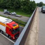 Blick von einer Brücke auf eine Autobahn, auf der gerade ein Lkw fährt. (Symbolbild)