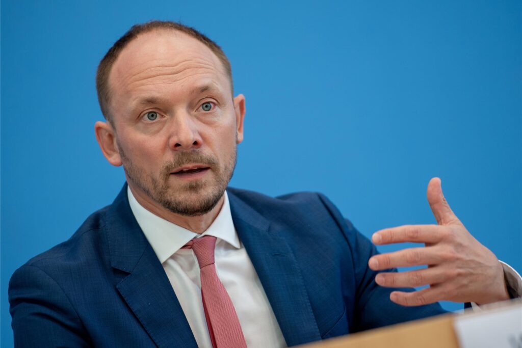 Marco Wanderwitz (CDU) ist einer der Hauptinitiatoren der Gruppe, die ein AfD-Verbotsverfahren anstrebt. Hier ist er sprechend und mit einer Hand gestikulierend abgebildet.