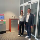 Sparkassen-Filialleiter Dennis Domnik und Mitarbeiterin Selin Celik freuen sich schon auf das persönliche Gespräch mit den Kunden in Marl-Hamm.