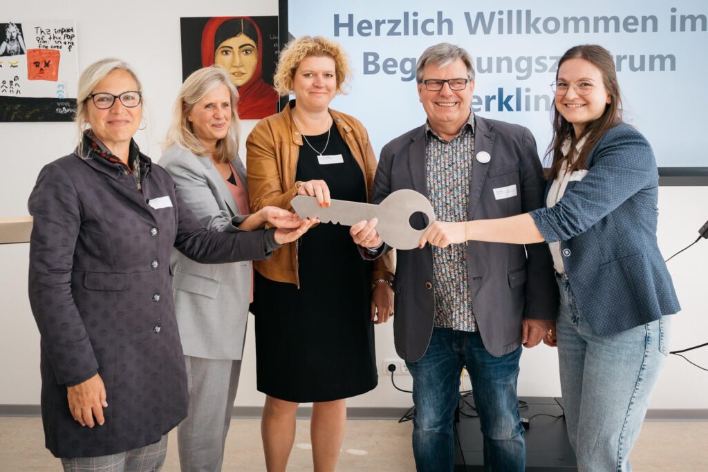 Willi Müller, Vorsitzender des Stadtteilvereins Wir sind Merklinde e.V., und Serena Große-Kreul vom Quartiersmanagement Merklinde (r.) freuen ist über den symbolischen Schlüssel, der ihnen von Stadtbaurätin Bettina Lenort, der Ersten Beigeordneten Regina Kleff und Friederike Wemmer von der Bezirksregierung Münster (v.l.n.r.) übergeben wurde. Willi Müller, Vorsitzender des Stadtteilvereins Wir sind Merklinde e.V., und Serena Große-Kreul vom Quartiersmanagement Merklinde (r.) freuen ist über den symbolischen Schlüssel, der ihnen von Stadtbaurätin Bettina Lenort, der Ersten Beigeordneten Regina Kleff und Friederike Wemmer von der Bezirksregierung Münster (v.l.n.r.) übergeben wurde.