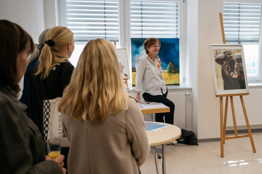 Auch Kunst und Kreativität sollen ihren Platz im Begegnungszentrum Merklinde finden. Frauke Otto (im Bild) und Marianne Höber betreuen den „Kunstkurs für alle“. Auch Kunst und Kreativität sollen ihren Platz im Begegnungszentrum Merklinde finden. Frauke Otto (im Bild) und Marianne Höber betreuen den „Kunstkurs für alle“.