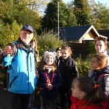 Fachberater Wolfgang Kniep mit der Gruppe vor der Gartenparzelle von Han-Jürgen Husmann.