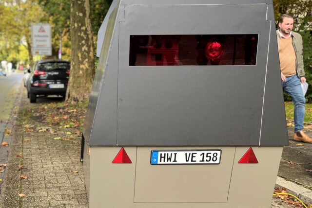 Der Panzerblitzer Potts Blitz steht an einer neuen Straße. (Symbolbild)
