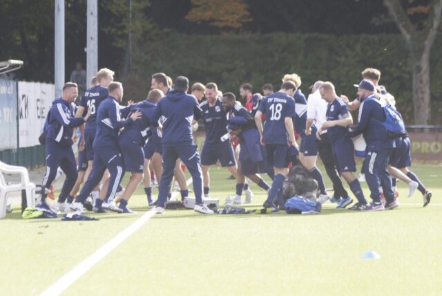 Feierten im Stimbergstadion ihren Derbysieg: die Kreisliga-A-Fußballer der SG Titania/RW Erkenschwick.