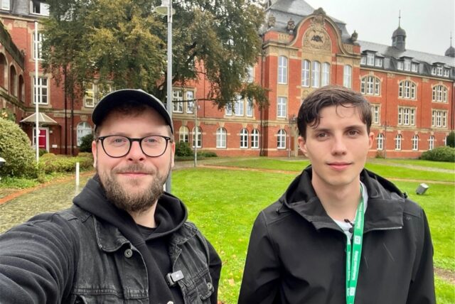 Zwei Männer stehen vor dem AOK-Gebäude im Westviertel in Recklinghausen.