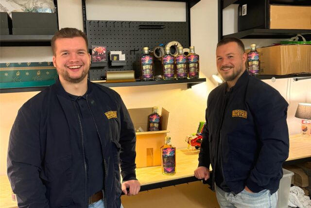 Linus Bönninghausen und Felix Gorczak mit einer Flasche ihres neuem Flavoured Whisky ihrer Start-Up-Marke Broncobuster.