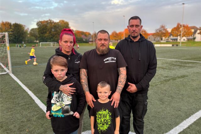 Die Bewohner der Wartburgstraße sind sprachlos über die Hilfsbereitschaft der Vereine und Spender. Hier stehen sie am Sportplatz von Arminia Ickern, wo die Spenden gesammelt werden. Im Bild: Anika und Gerrit Koltermann mit Neven (10) und Mio (5) sowie David Köppen (rechts).