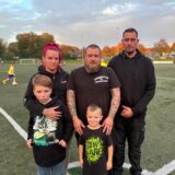 Die Bewohner der Wartburgstraße sind sprachlos über die Hilfsbereitschaft der Vereine und Spender. Hier stehen sie am Sportplatz von Arminia Ickern, wo die Spenden gesammelt werden. Im Bild: Anika und Gerrit Koltermann mit Neven (10) und Mio (5) sowie David Köppen (rechts).