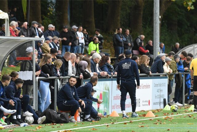 Das Westfalenliga-Spiel zwischen dem SV Wacker Obercastrop und der SpVgg Horsthausen war gut besucht: Über 200 Zuschauer fanden sich an der Erin-Kampfbahn ein.