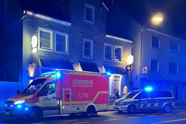 Einsatz auf der Bahnhofstraße in Castrop-Rauxel. Ein Mann ist in seinem Auto gestorben.