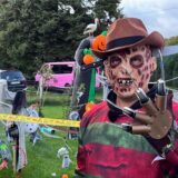 Eine Halloween-Figur mit zerrissenen und dreckigen Kleidern, einem Hut auf dem Kopf, einer Maske im Gesicht und Messerklingen an den Fingern steht einem Garten in Dorsten.