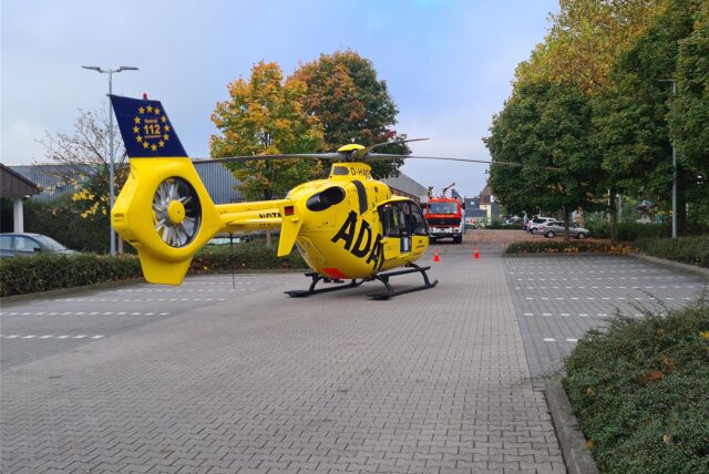 Rettungshubschrauber landet auf dem Parkplatz eines Discounters.