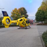 Rettungshubschrauber landet auf dem Parkplatz eines Discounters.