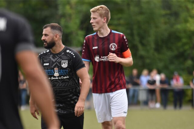 Musste mit einem Cut über dem Auge ins Krankenhaus fahren: Danach verliert die Mannschaft um Kapitän Janis Lenfert (r.) noch mit 2:6.