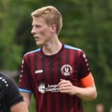 Musste mit einem Cut über dem Auge ins Krankenhaus fahren: Danach verliert die Mannschaft um Kapitän Janis Lenfert (r.) noch mit 2:6.
