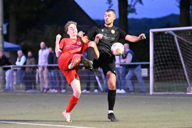 Ein FC 96 Recklinghausen Spieler im Zweikampf um den Ball in der Pokalpartie gegen Titania Erkenschwick.
