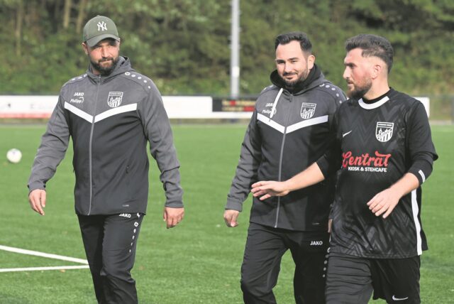 Bekommt einen Wunschstürmer: David Krück (l.), Trainer bei A-Kreisligist SW Meckinghoven.