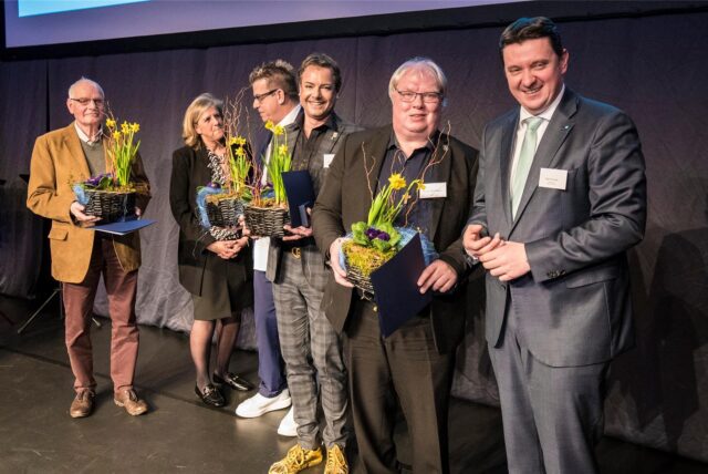 Jahr für Jahr werden beim Neujahrsempfang die Ehrennadeln vergeben. 2020 gingen sie an Wolfgang Holtmeier, Jörg und Karsten Schlösser und Thomas Frauendienst. Hier mit Regina Kleff und Rajko Kravanja.