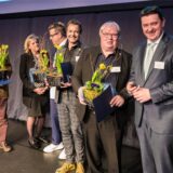 Jahr für Jahr werden beim Neujahrsempfang die Ehrennadeln vergeben. 2020 gingen sie an Wolfgang Holtmeier, Jörg und Karsten Schlösser und Thomas Frauendienst. Hier mit Regina Kleff und Rajko Kravanja.