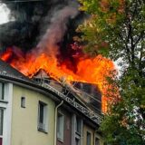 Ein brennendes Dach ist zu sehen. Schwarzer Qualm steigt daraus empor. Als das Dach des Hauses an der Wartburgstraße brannte, mussten alle Bewohner sofort raus.