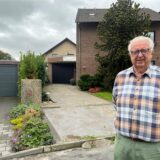 Mann aus Haltern vor seiner Einfahrt