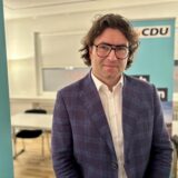 Thomas Thiel geht für die CDU ins Rennen um den Posten des Bürgermeisters. Hier steht er vor einem Plakat seiner Partei.
