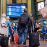 Zahlreiche Reisende vor einer Anzeigetafel mit An- und Abfahrtszeiten der Züge am Hamburger Hauptbahnhof. Wegen eines Kabelbrandes in Hamburg kommt es im Fernverkehr zu starken Beeinträchtigungen. +++ dpa-Bildfunk +++