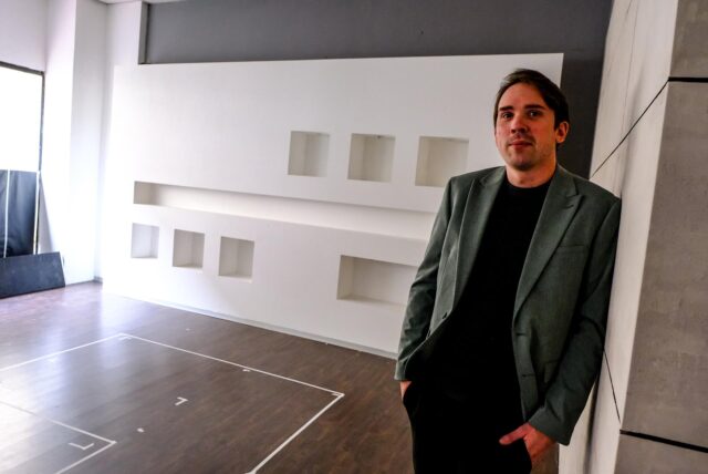Gastronom Pascal Hermeler steht in dem noch leeren Ladenlokal seines neuen Ladens „The Tasting Room“ in Recklinghausen.