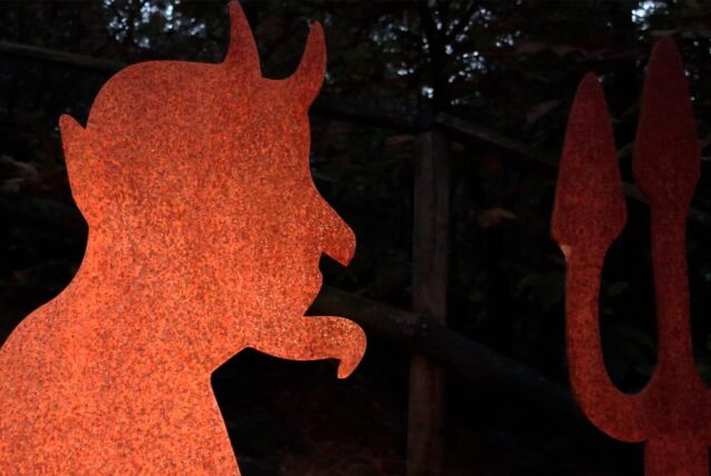 Eine Blechfigur des Teufels auf dem Stimberg in Oer-Erkenschwick bei Nacht.