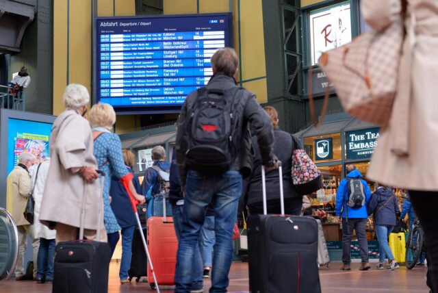 Zahlreiche Reisende vor einer Anzeigetafel mit An- und Abfahrtszeiten der Züge am Hamburger Hauptbahnhof. Wegen eines Kabelbrandes in Hamburg kommt es im Fernverkehr zu starken Beeinträchtigungen. +++ dpa-Bildfunk +++