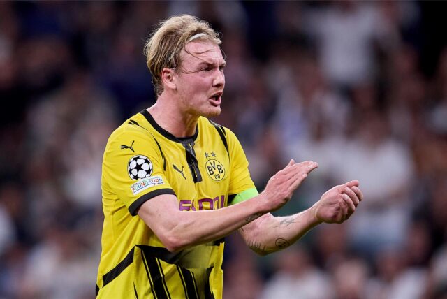 Julian Brandt klatscht in die Hände.