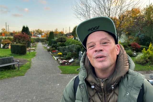 Daniel, obdachlos, übernachtet auf dem Friedhof in Haltern.