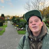 Daniel, obdachlos, übernachtet auf dem Friedhof in Haltern.