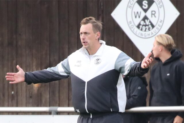 Daniel Konert (Trainer SW Röllinghausen) gestikuliert