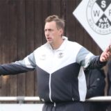 Daniel Konert (Trainer SW Röllinghausen) gestikuliert