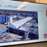 Olaf Magnusson, geschäftsführender Gesellschafter der Buschmann GmbH, zeigt als Verwalter der Eigentümergemeinschaft Marler Stern die „Einhausung“ des Luftkissendachs, die jetzt beginnt.