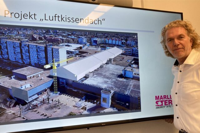 Olaf Magnusson, geschäftsführender Gesellschafter der Buschmann GmbH, zeigt als Verwalter der Eigentümergemeinschaft Marler Stern die „Einhausung“ des Luftkissendachs, die jetzt beginnt.