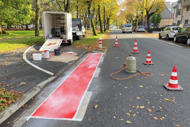 Rote Markierungen für Radfahrer an der Hafenstraße