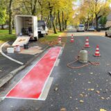 Rote Markierungen für Radfahrer an der Hafenstraße
