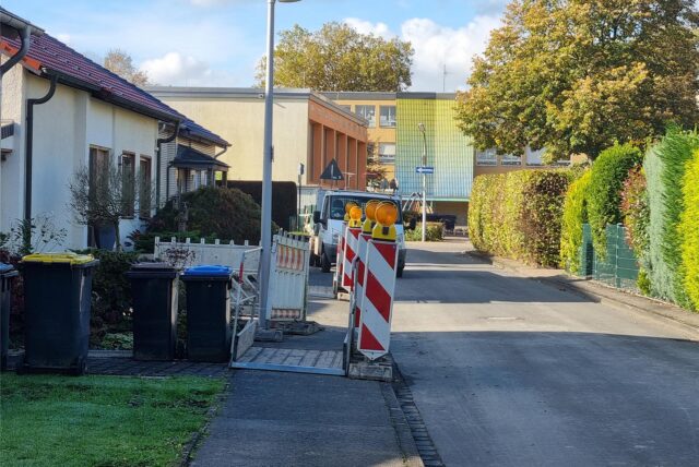Sperrbaken stehen auf dem Gehweg der Künnekestraße