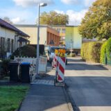 Sperrbaken stehen auf dem Gehweg der Künnekestraße