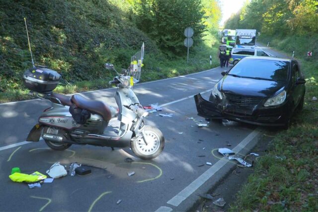 Ein Rettungswagen fährt mit Blaulicht zum Einsatz.
