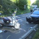 Ein Rettungswagen fährt mit Blaulicht zum Einsatz.
