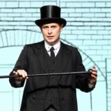 Jan-Hendrik Kroll spielt in seiner ersten Titelrolle den Gentleman-Gauner, der alle linkt.