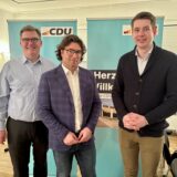 Carsten Papp (links) und Tom Roehl (rechts) nehmen ihren gemeiinsamen Bürgermeisterkandidaten Thomas Thiel in die Mitte.