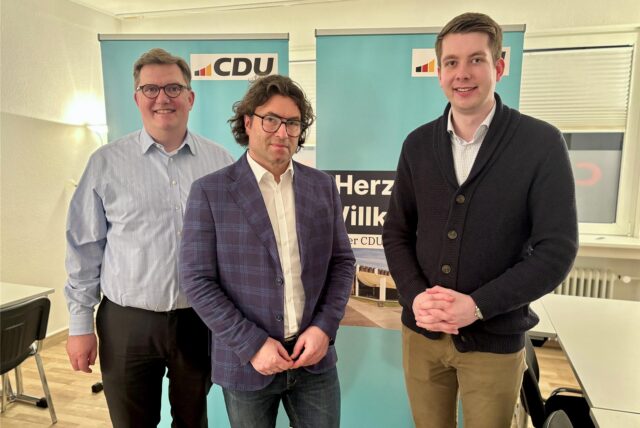 Carsten Papp (links) und Tom Roehl (rechts) nehmen ihren gemeiinsamen Bürgermeisterkandidaten Thomas Thiel in die Mitte.