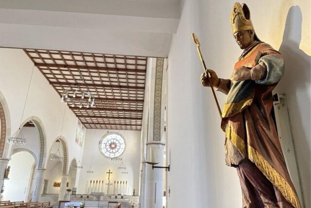 Eine Figur des heiligen Amandus in der Kirche St. Amandus in Datteln.