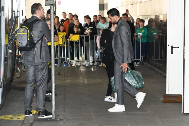 Emre Can trägt eine grüne Tasche.
